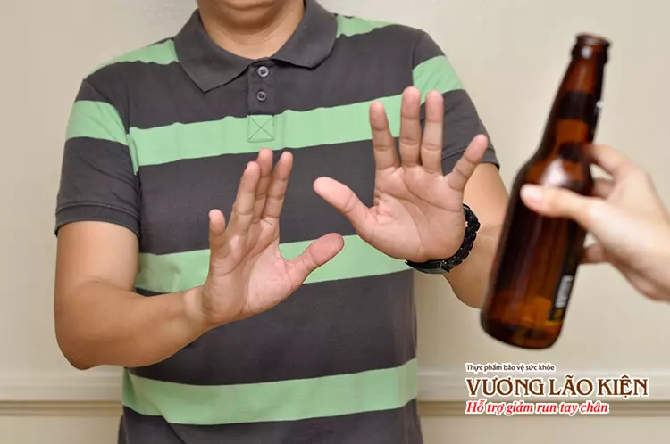 Rượu, bia là một trong những nguyên nhân gây run tay ở người trẻ